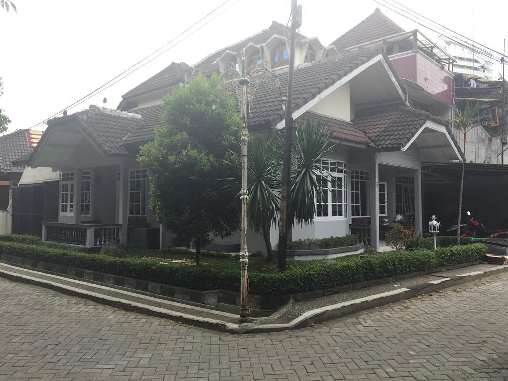 Pele Guesthouse Bandung Kültér fotó